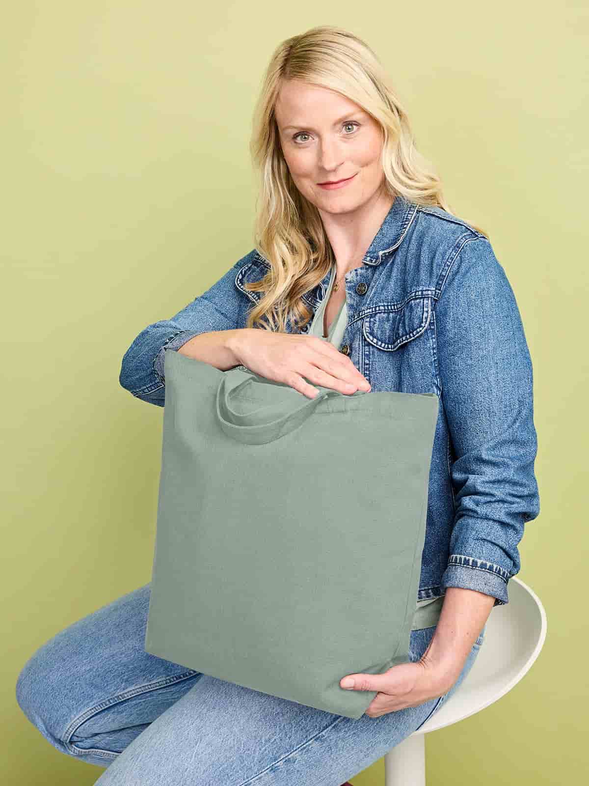 Frau mit Halfar Freizeit Shopper ORGANIC in Grün/Grau – nachhaltige Einkaufstasche für Alltag und Freizeit