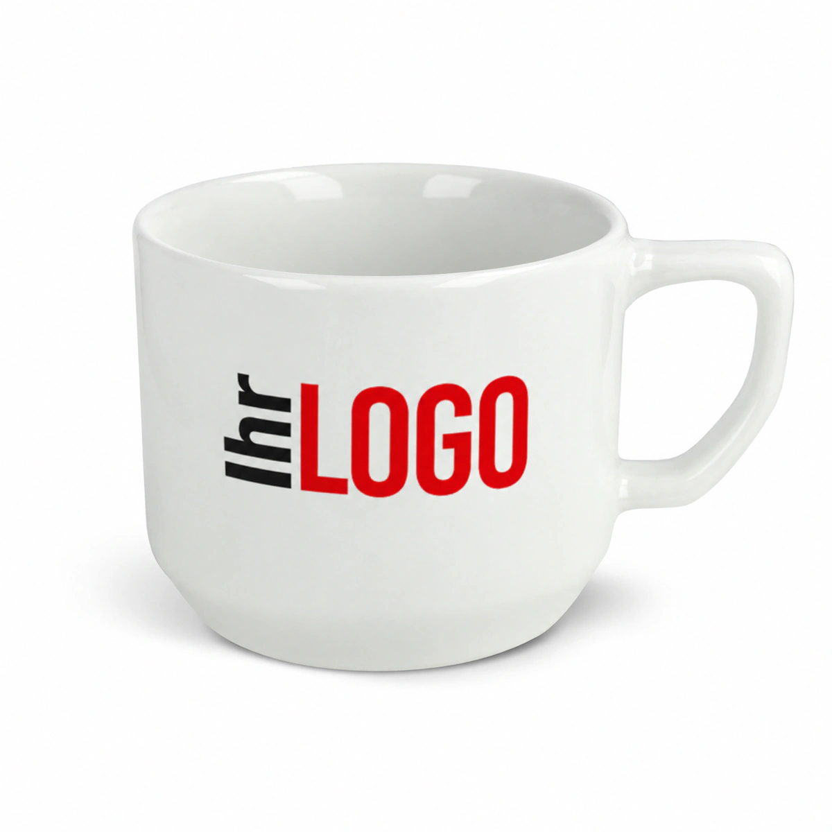 Weißer Becher Bern, 250 ml, mit rot-schwarzem Logo und kantigem Henkel als Werbeartikel vor weißem Hintergrund.