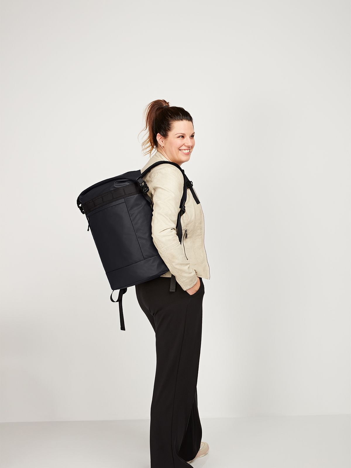 Frau mit Halfar Notebook Rucksack ACTIVE in Schwarz – Business Werbeartikel Rucksack mit Logo für Alltag