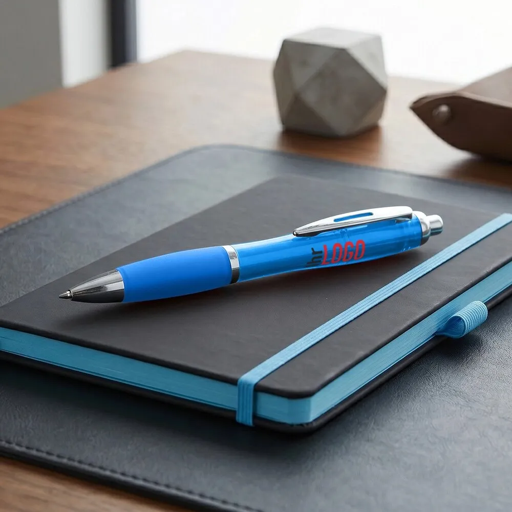 Nash Kugelschreiber mit farbigem Schaft und Griff (blaue Mine) Nash Kugelschreiber aquablau mit Logo auf Notizbuch – stilvoller Werbeartikel für Büro, Meetings und Geschäftskunden