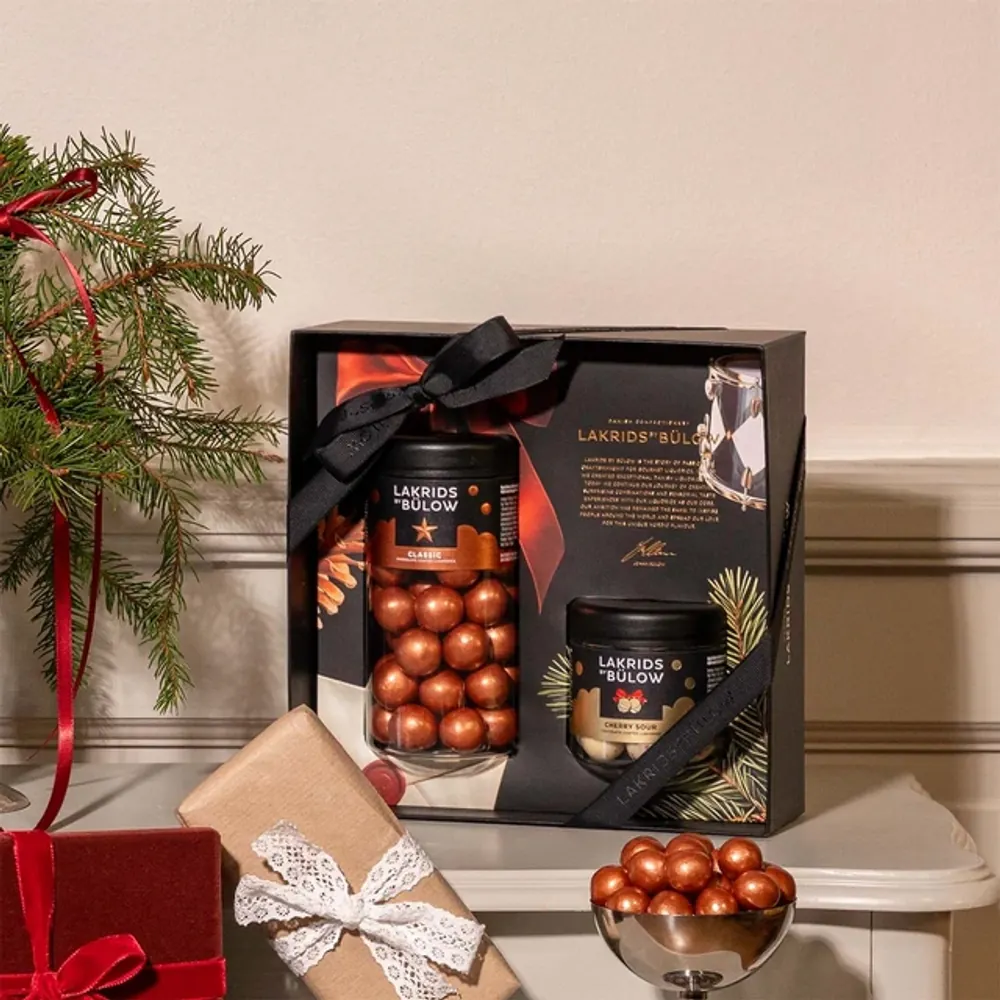 Black Box Classic & Cherry Sour Lakrids by Bülow, 385 g Lakrids by Bülow Black Box Classic & Cherry Sour auf festlichem Sideboard – Weihnachtsgeschenk für Kunden