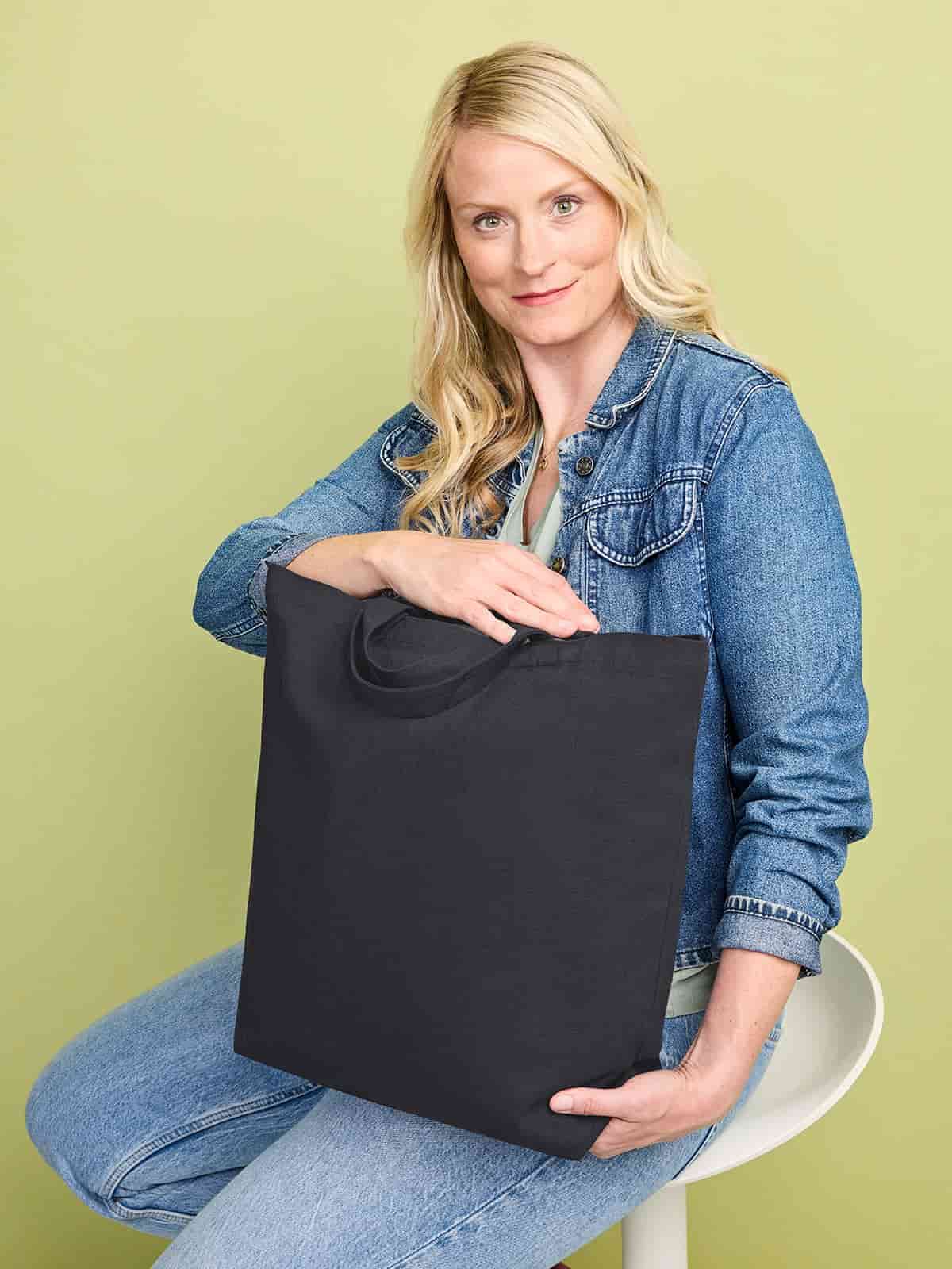 Frau mit Halfar Organic Shopper – nachhaltiger Werbeartikel Shopper mit Firmenlogo für Promotion und Alltag