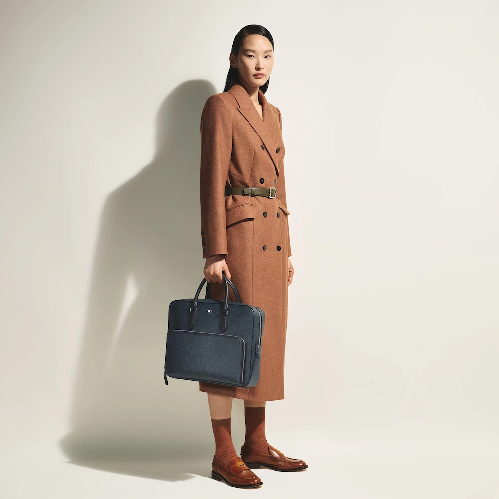 Montblanc Mittelgroße Schreibmappe mit Tasche aus Sartorial Leder, Tweed-Blau Elegante Frau trägt die Montblanc Mittelgroße Schreibmappe mit Tasche aus Sartorial Leder, exklusives Business Accessoire und Premium Geschenk für Kunden, Führungskräfte und Geschäftspartner.