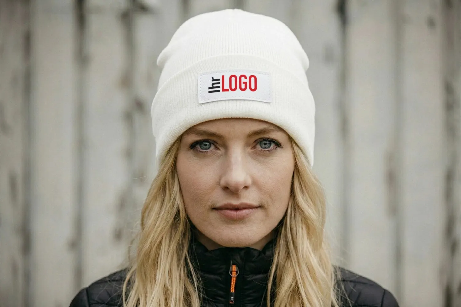 Boreas Mütze mit Aufnäher Schöne Frau mit weißen Haaren trägt Boreas Beanie in Weiß mit Logo Patch – stylischer Werbeartikel für Winter und Branding