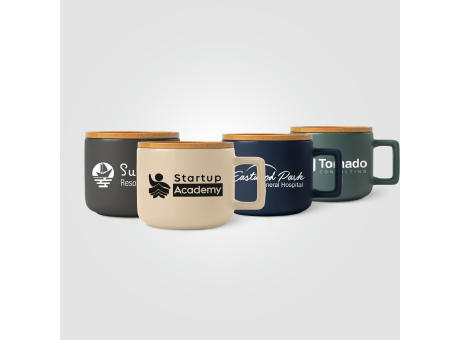 Café Virtuoso - 355 ml Keramiktasse mit Bambus-Deckel Werbeartikel