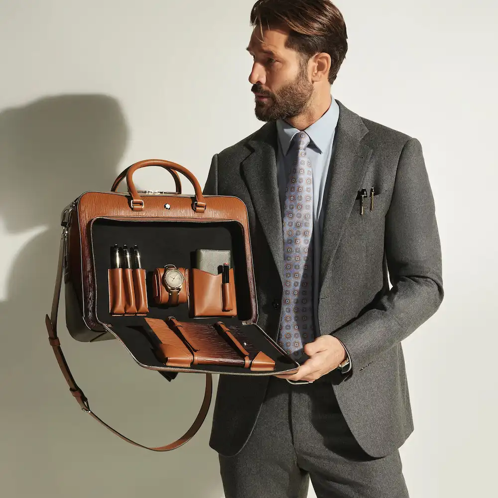 Мontblanc Writing Traveler Schreibmappe Montblanc Writing Traveler Schreibmappe im Einsatz, stilvoller Business Mann trägt die elegante Schreibmappe, luxuriöses Accessoire für Geschäftsreisen und Meetings, ideal als exklusives Geschenk