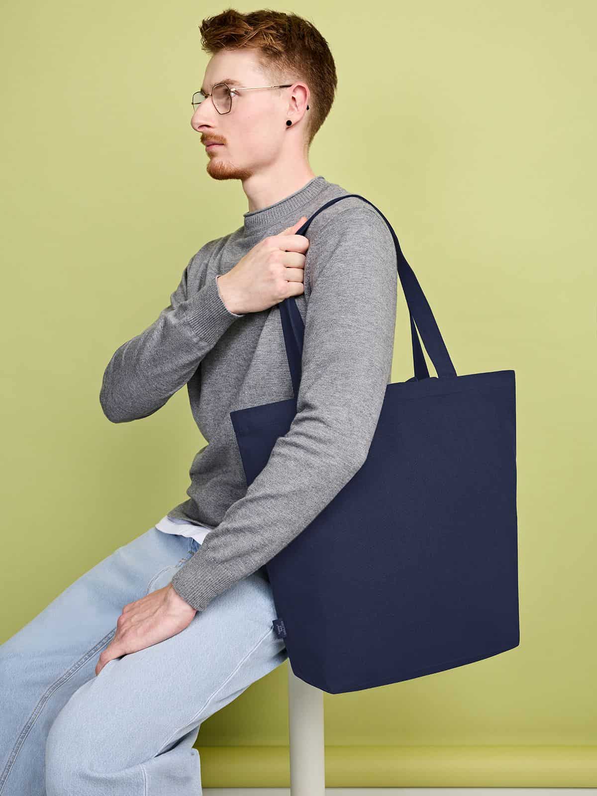 Mann mit Halfar Freizeit Shopper ORGANIC in Marine – praktische nachhaltige Werbetasche für Einkauf und Freizeit