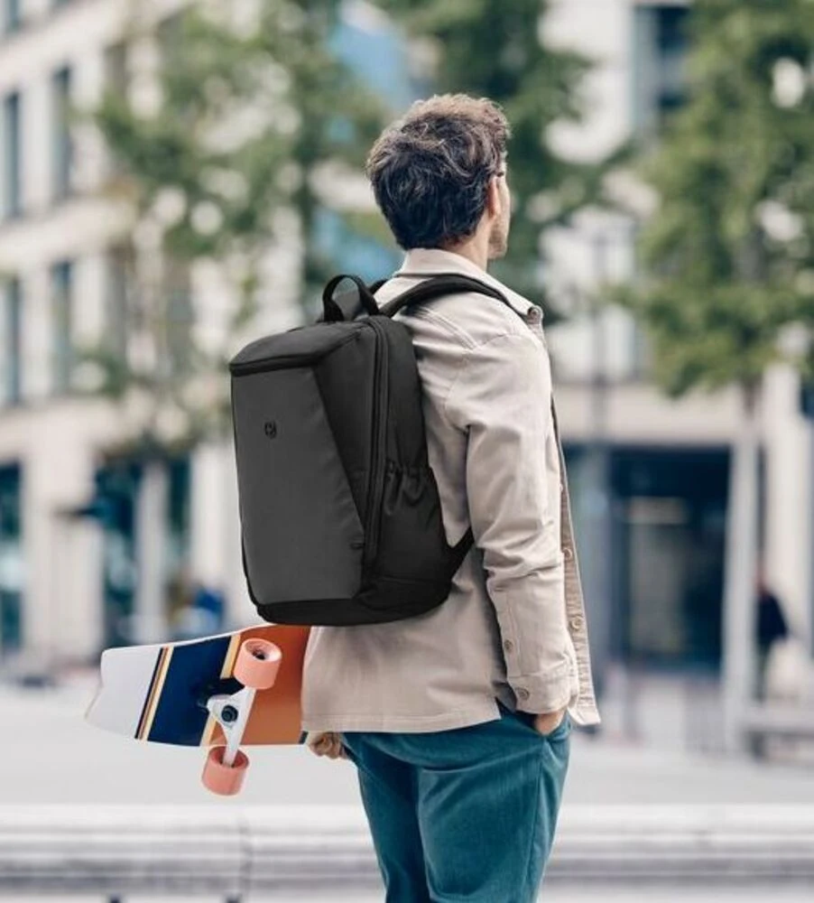 Wenger UrbanOne Backpack, 15.6" Laptop Backpack Wenger Urbanone 15.6 Zoll Laptop-Rucksack auf dem Rücken eines Mannes – moderner Werbeartikel mit Logo für Business, Pendeln und Alltag