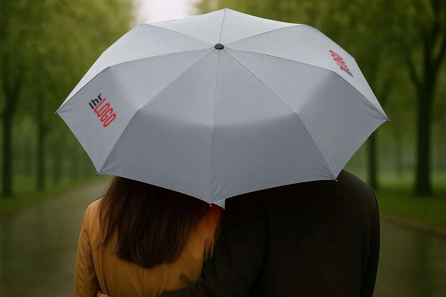 Paar unter grauem Alex Regenschirm – stilvoller Werbeartikel für Alltag, Reisen und Promotion bei jedem Wetter
