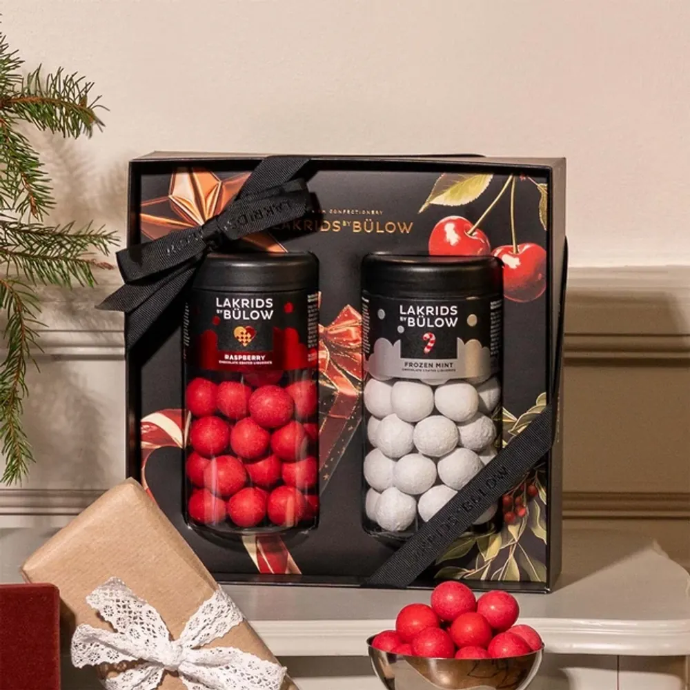 Lakrids by Bülow Black Box Raspberry & Mint mit zwei Regular-Dosen neben Geschenken – Firmengeschenk