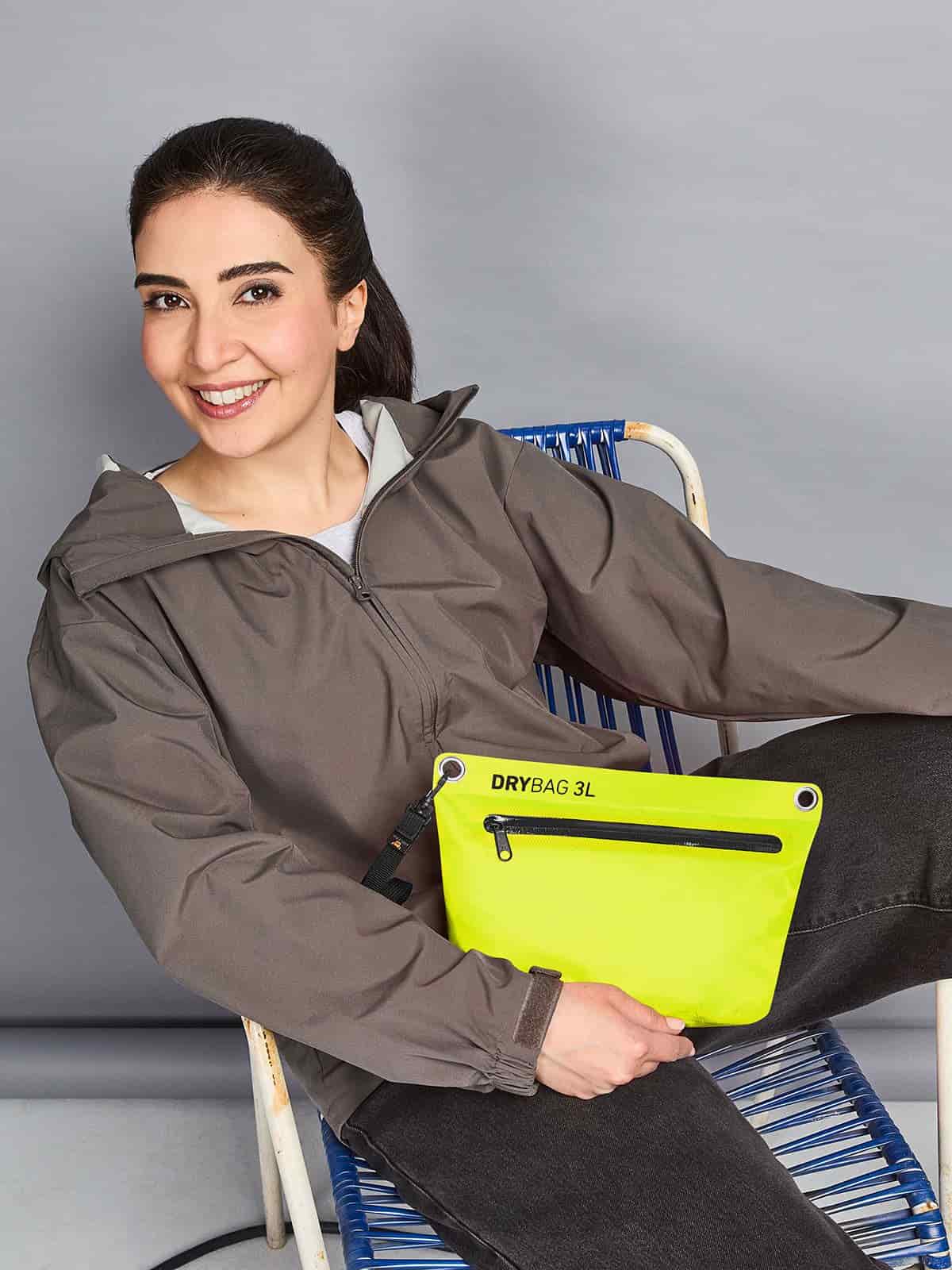 Frau mit Halfar Drybag Tasche in Neongelb – gut sichtbarer wasserdichter Werbeartikel für Outdoor und Freizeit