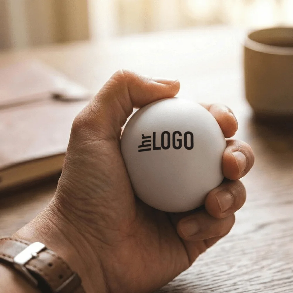 Oranger Antistressball in Männerhand – praktischer Werbeartikel zum Stressabbau im Büro und Alltag