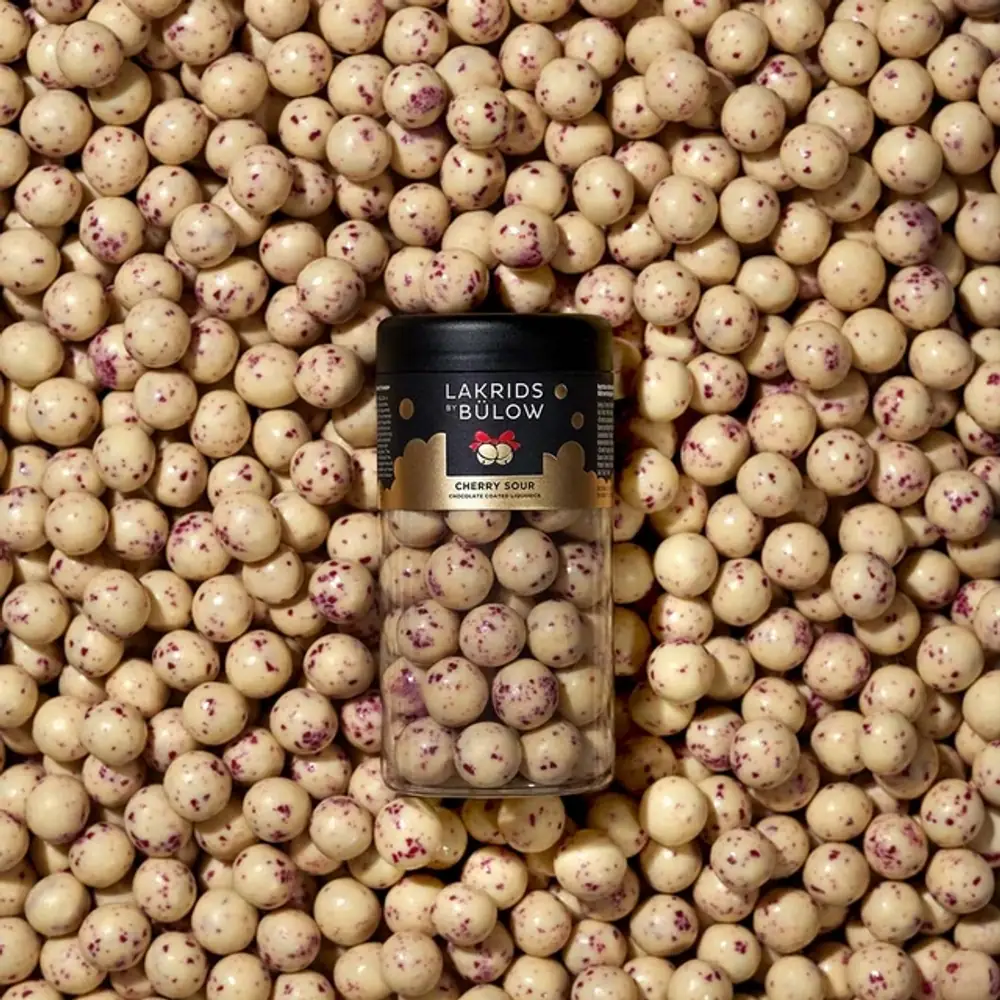Lakrids by Bülow Cherry Sour Dose auf weißen Kugeln mit Kirschsprenkeln – Firmengeschenk zu Weihnachten