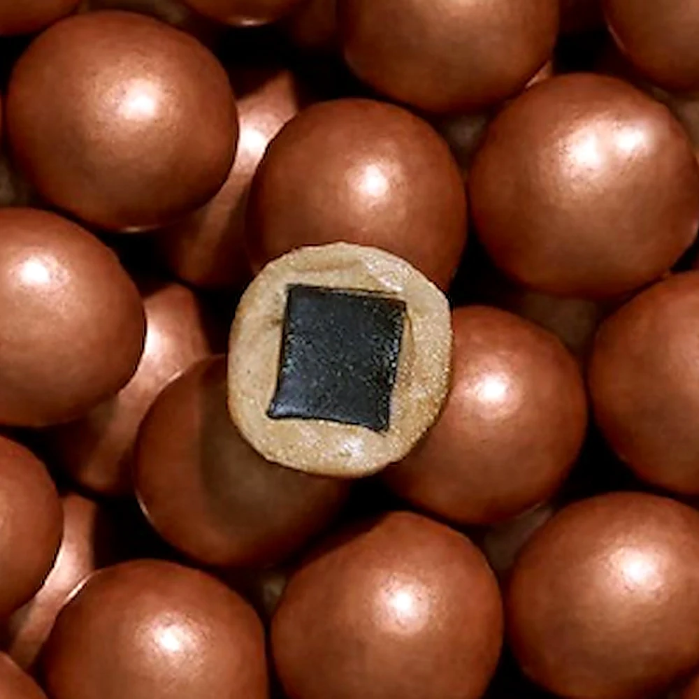 Lakrids by Bülow Classic Caramel angeschnitten: Lakritz in Dulce-Schokolade – Sorte in Small Winter Selection Box