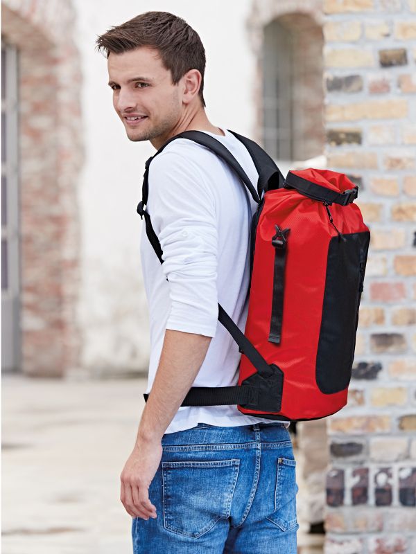 Junger Mann mit Halfar Rucksack Storm als personalisiertes Werbemittel