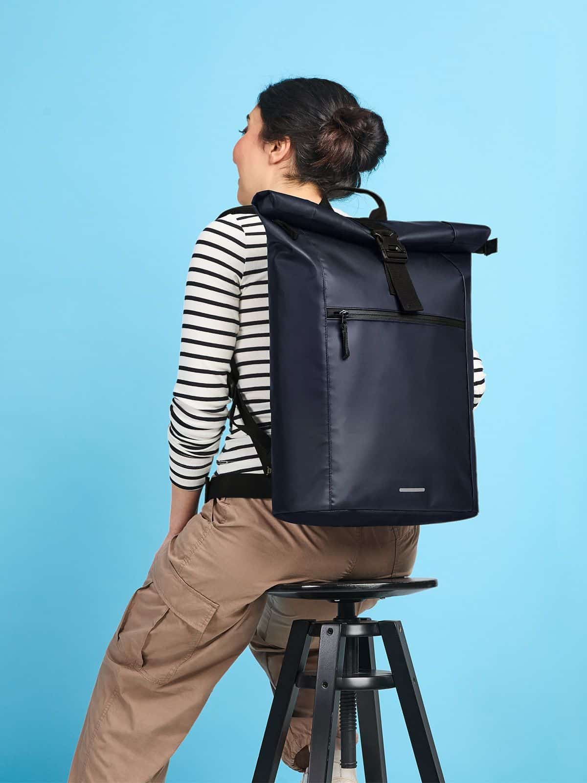 Frau mit Halfar Notebook Rucksack KURIER in Marine – praktischer Business Rucksack für Alltag und Reisen