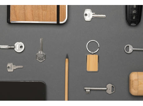 Eckiger Schlüsselring aus RCS rec. Zinklegierung mit Bambus Werbeartikel