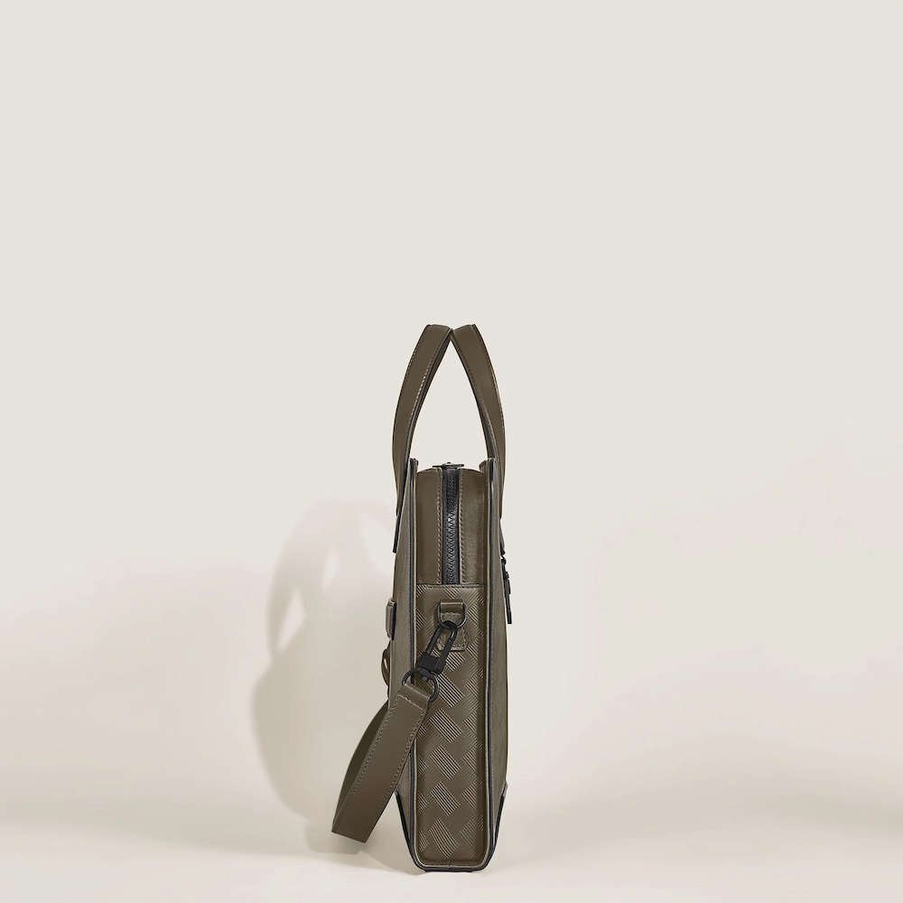 Montblanc Flache Schreibmappe aus Extreme Leder Seitenansicht, schlanke Form und modernes strukturiertes Leder, luxuriöses Accessoire für Business, Meetings und Reisen.