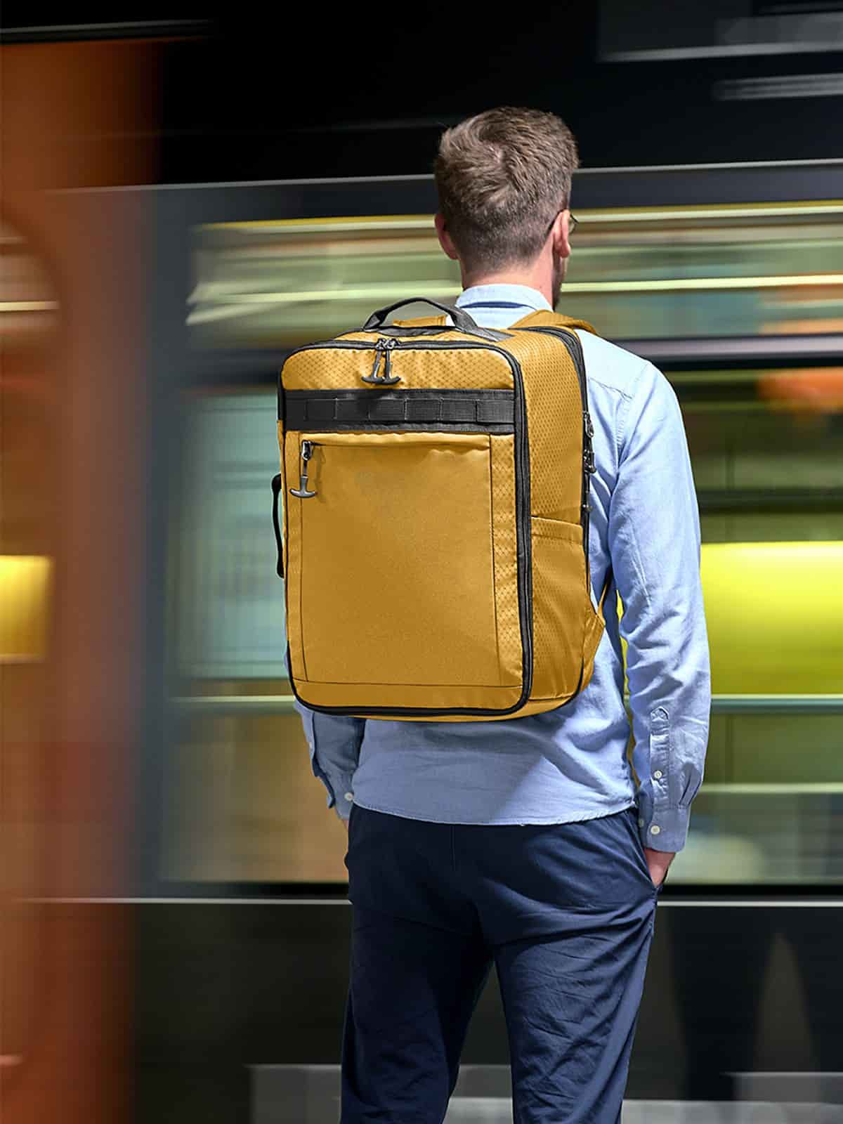 Mann mit Halfar Reise Rucksack ACTIVE in Senfgelb – Werbeartikel Rucksack für Outdoor und Freizeit