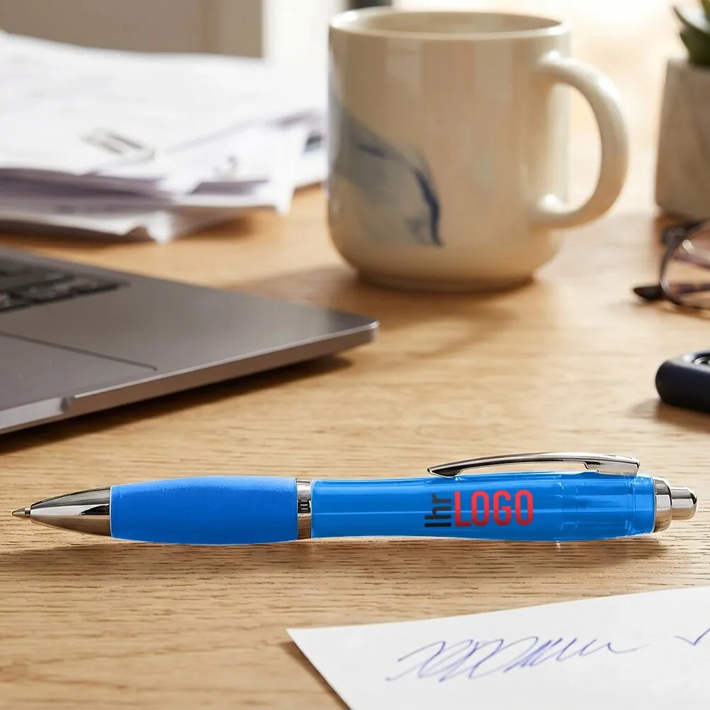 Nash Kugelschreiber aquablau mit Logo auf Schreibtisch – klassischer Werbeartikel für Unternehmen, Bürobedarf und Branding