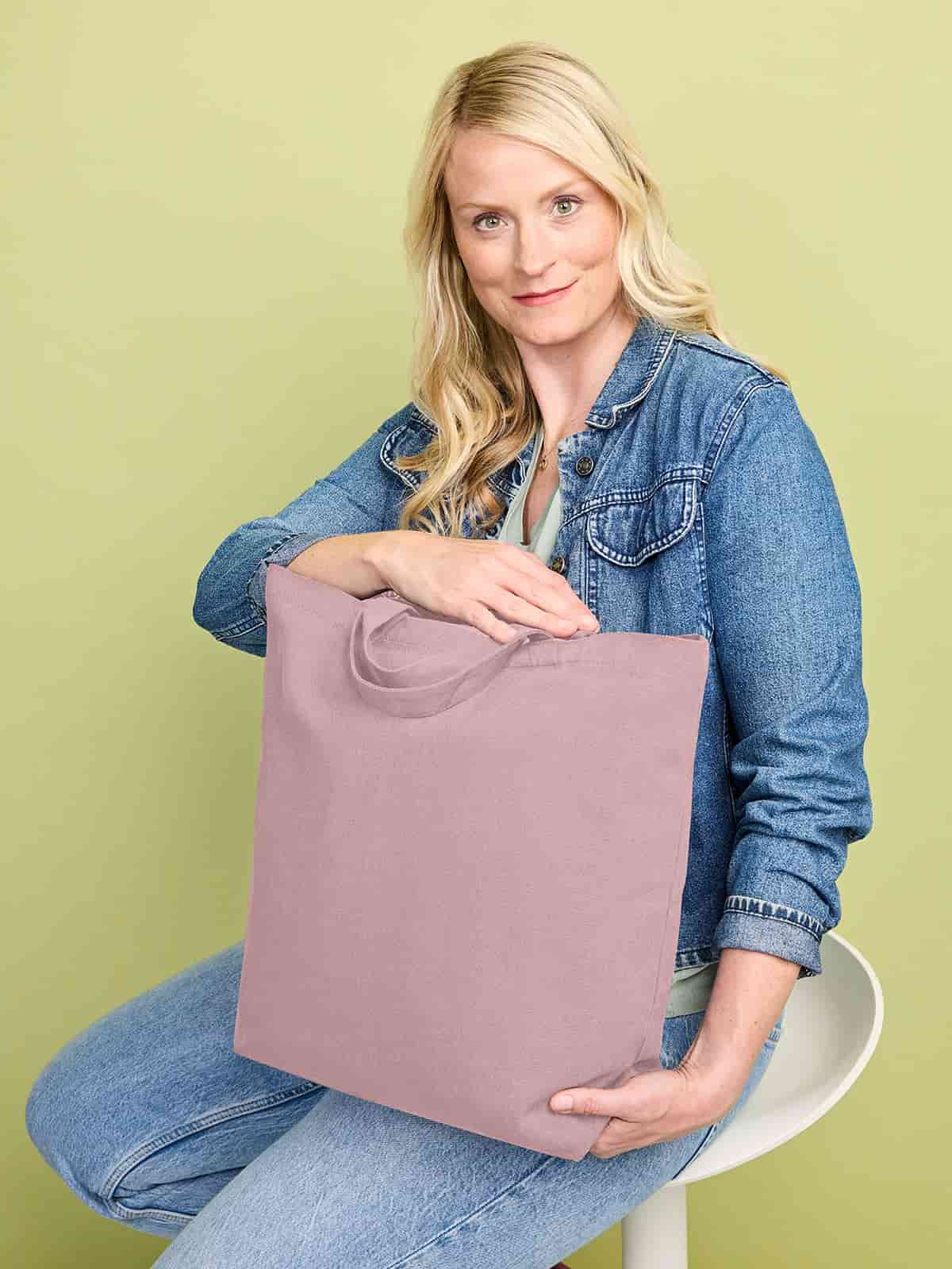 Frau mit Halfar Freizeit Shopper ORGANIC in Altrosa – nachhaltige Einkaufstasche für Freizeit und Alltag