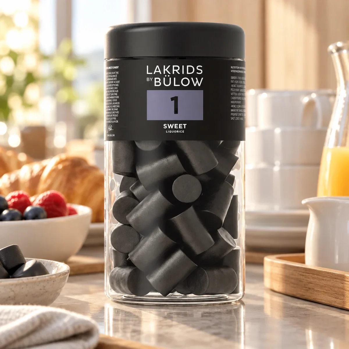 Lakritz No. 1 Sweet Lakrids by Bülow, 360 g LAKRIDS BY BÜLOW Sweet Lakritz im schwarzen Glas als süßes Werbegeschenk auf einem stilvollen Hotelfrühstücks-Sideboard.