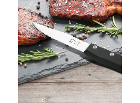 RICHARTZ STEAK cut and chill: Steakmesser neben gegrilltem Steak mit Rosmarin – Messer mit Gravur Ihres Logos