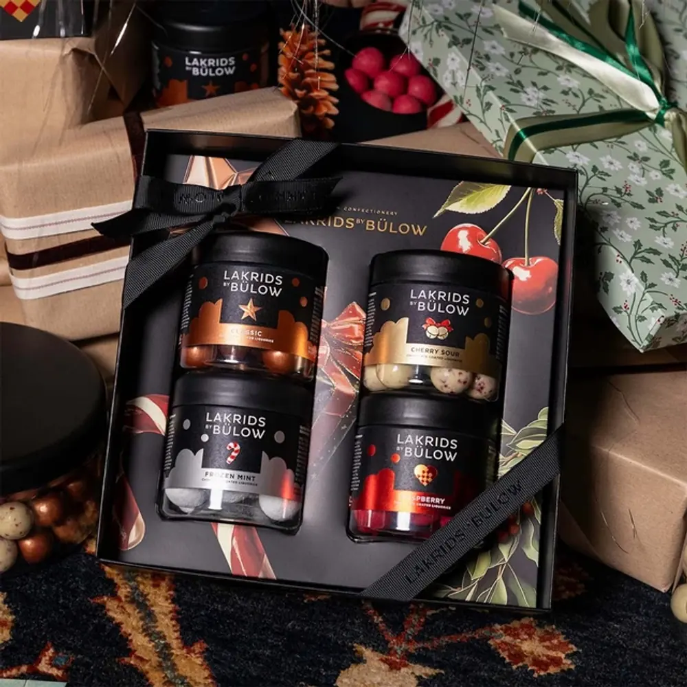 Black Box Winter 4 × Small Lakrids by Bülow, 460 g Lakrids by Bülow Black Box Winter mit vier Small-Dosen zwischen Geschenken – Weihnachtsgeschenk für Kunden