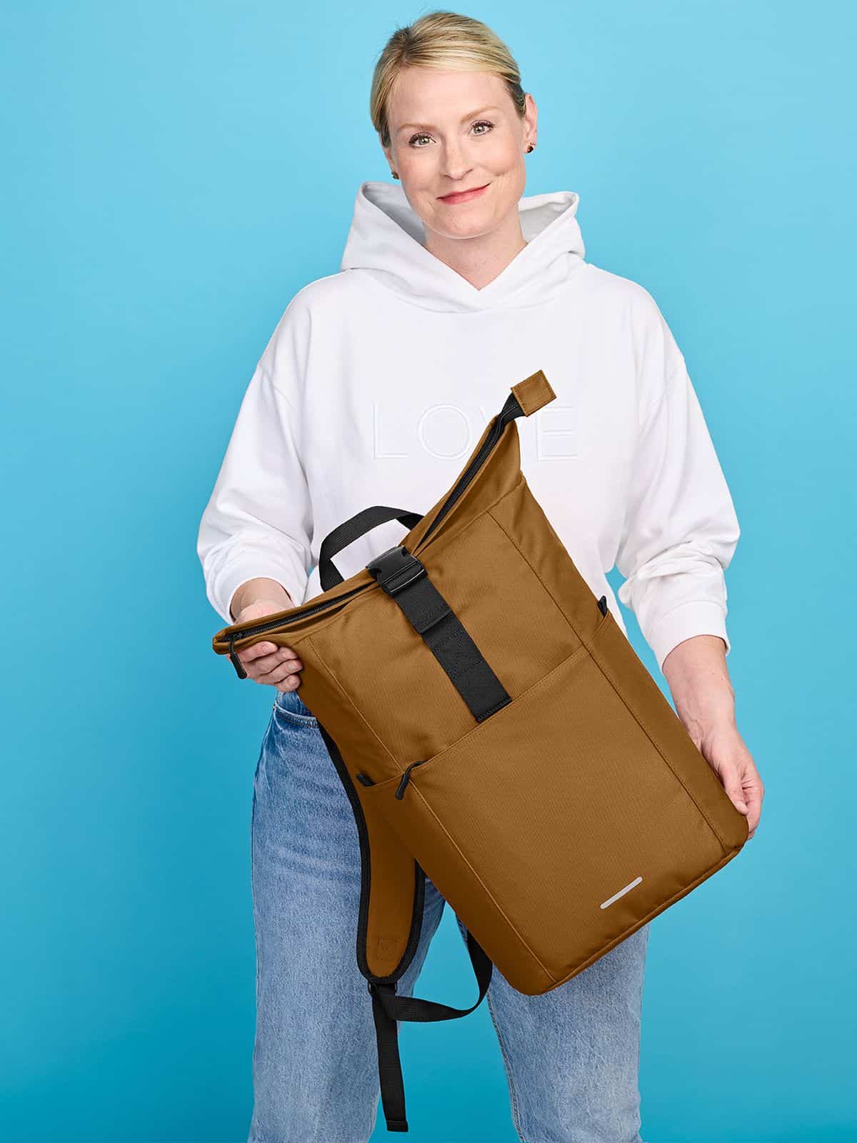 Frau mit Halfar Rucksack BASIC in Kupfer – moderner Werbeartikel Rucksack für Alltag und Freizeit