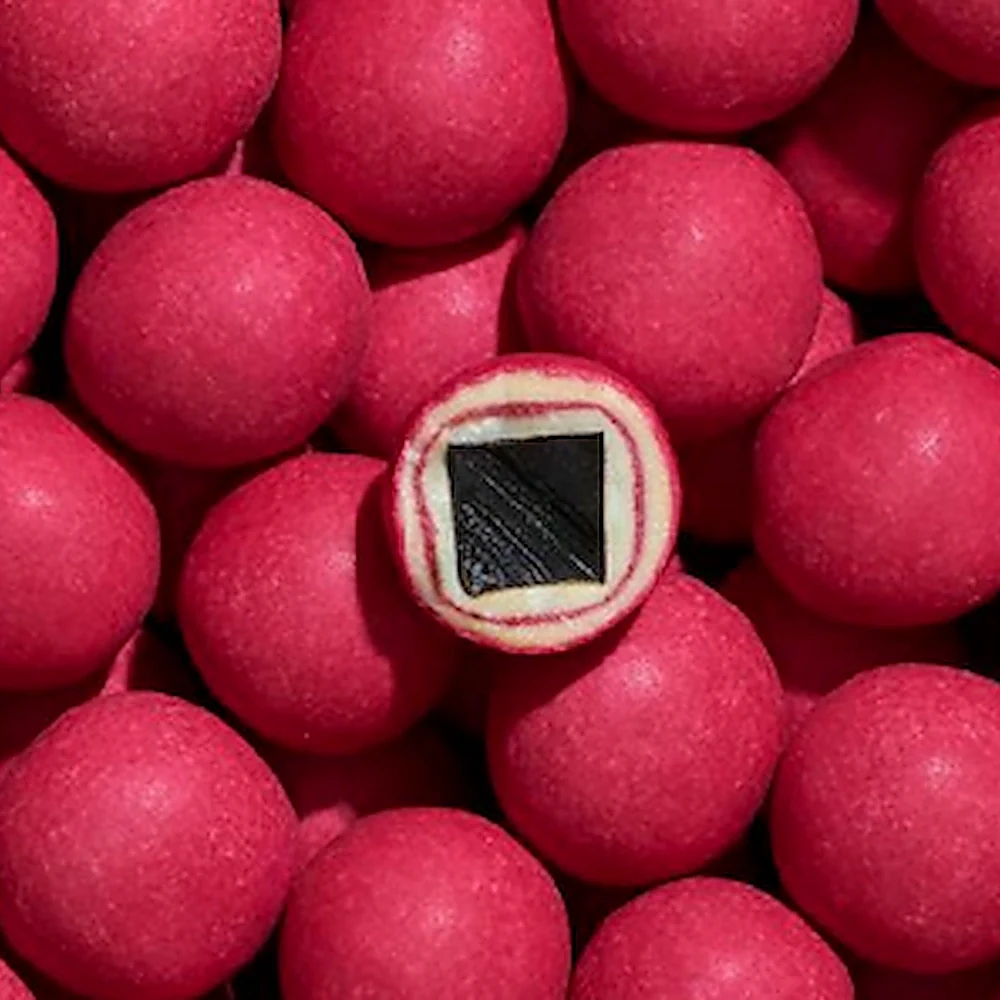 Lakrids by Bülow Crispy Raspberry angeschnitten: Lakritz in weißer Schokolade – Sorte in Black Box Raspberry & Mint 385 g
