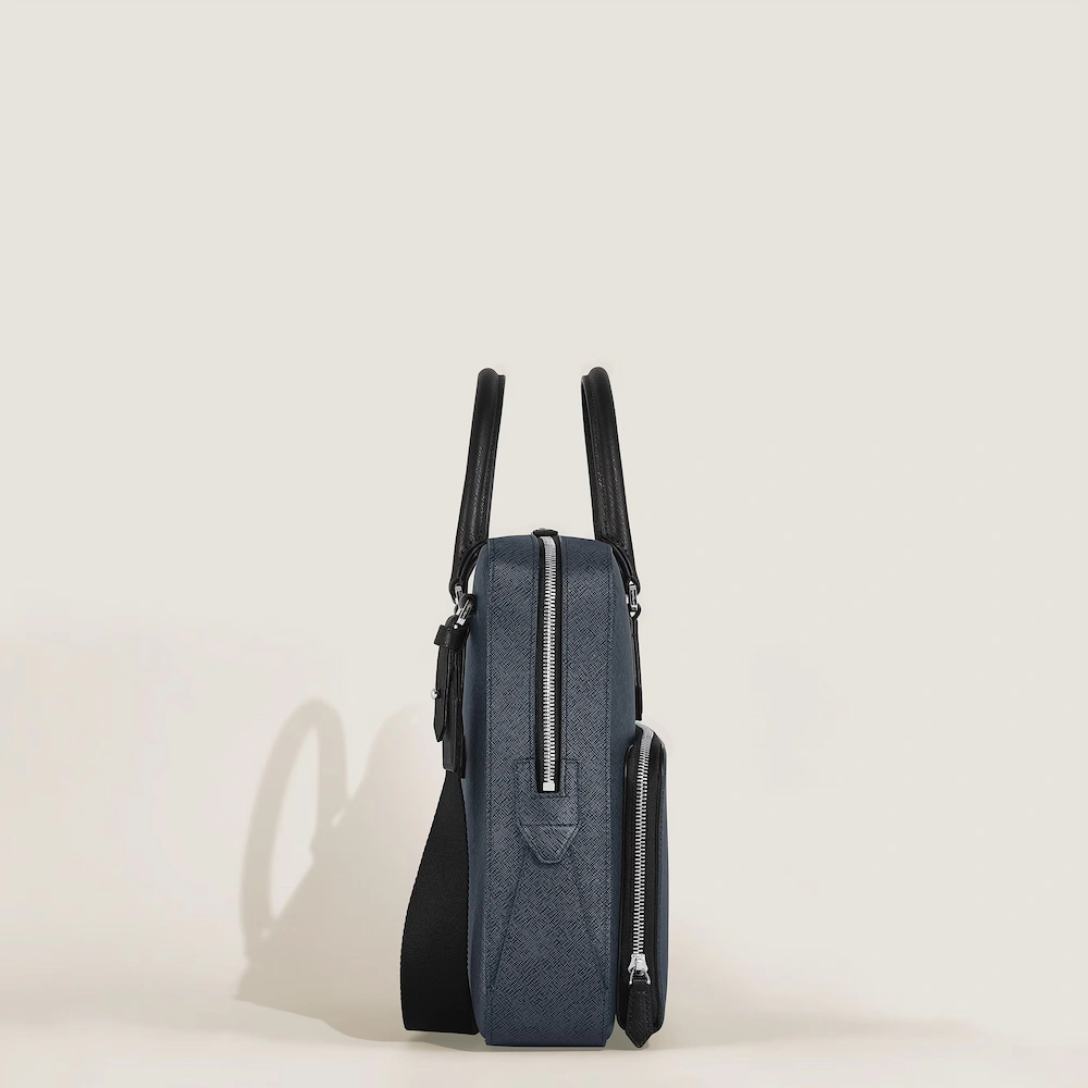 Montblanc Mittelgroße Schreibmappe mit Tasche aus Sartorial Leder Seitenansicht, schlanke Luxus Schreibmappe mit integrierter Tasche aus edlem Sartorial-Leder, hochwertiges Business Accessoire für anspruchsvolle Geschäftsleute.