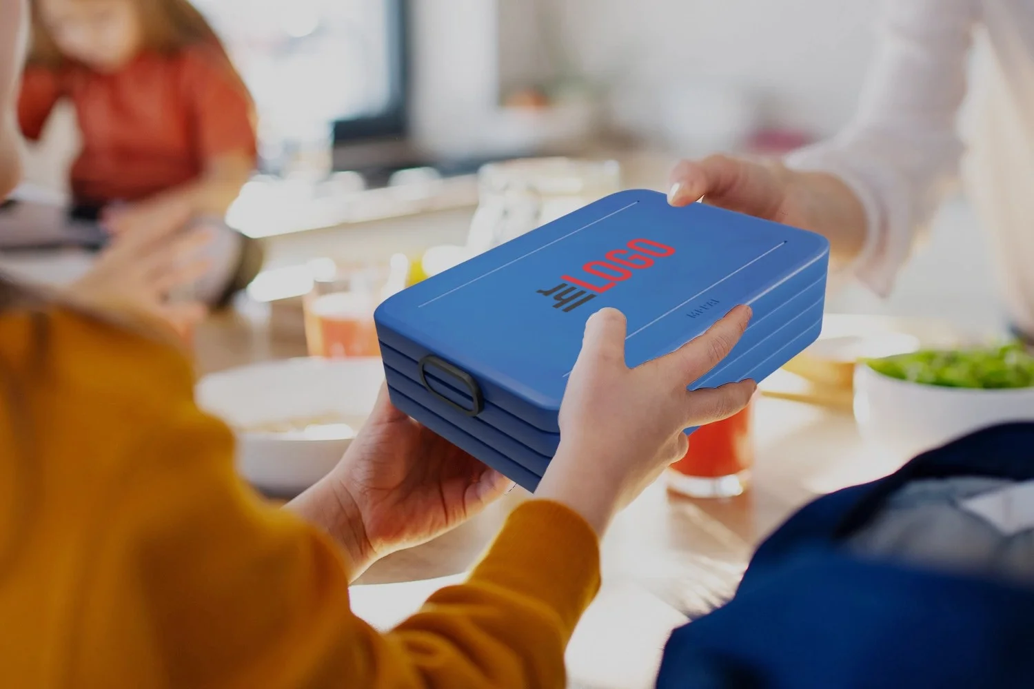 Mepal Lunchbox Midi in Blau in der Hand – moderner Werbeartikel für unterwegs, Arbeit und nachhaltige Nutzung