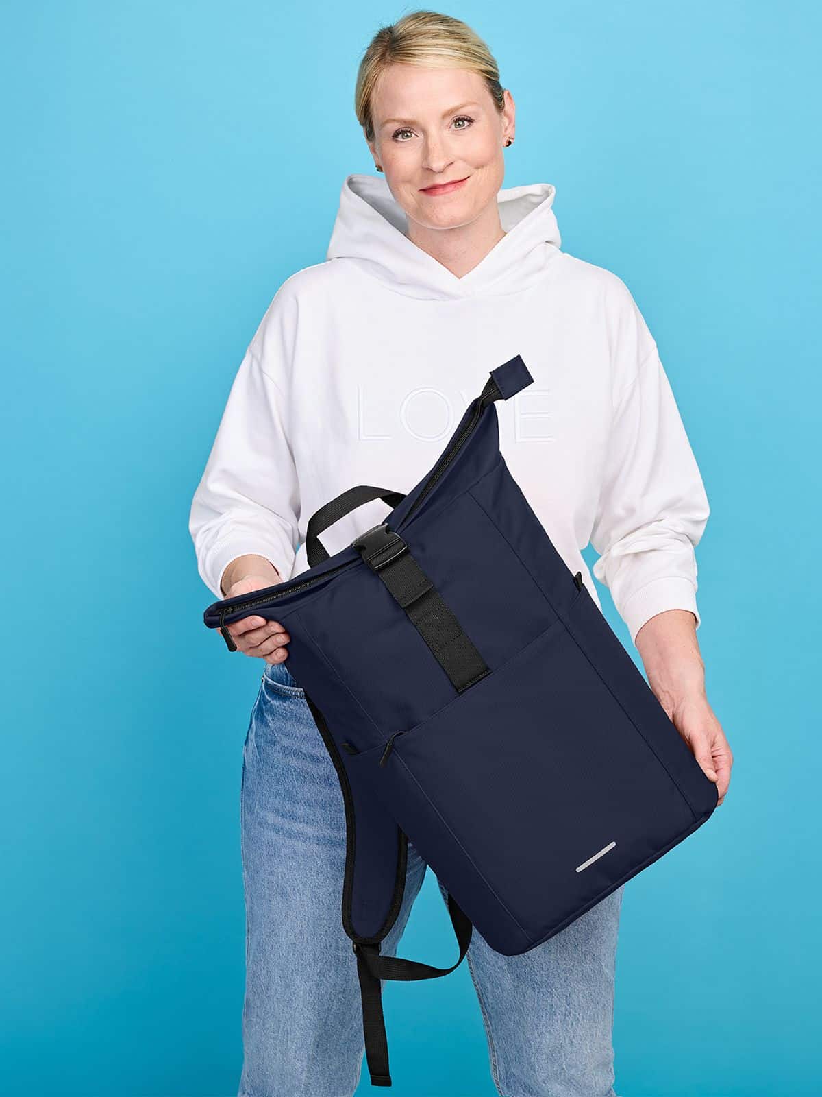 Frau mit Halfar Rucksack BASIC in Marine – praktischer Werbeartikel Rucksack für Freizeit, Events und Alltag