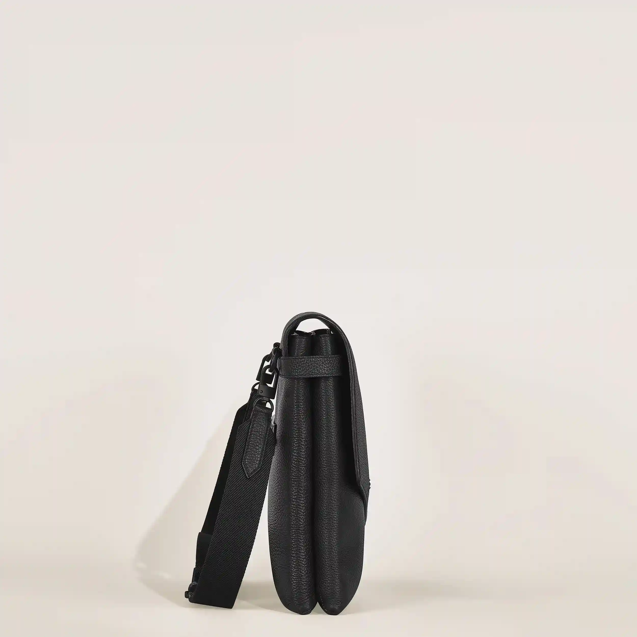 Montblanc Companion Schreibmappe Seitenansicht, schlanke Form und präzise Verarbeitung, luxuriöses Business Accessoire für Reisen, Meetings und Organisation.