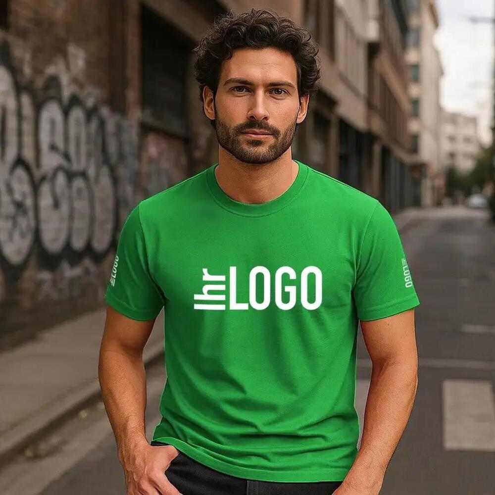 Mann trägt HEROS 150 T-Shirt Herren in farngrün mit Logo im Außenbereich – moderner Werbeartikel Textil für Promotion, Events und Mitarbeiterkleidung