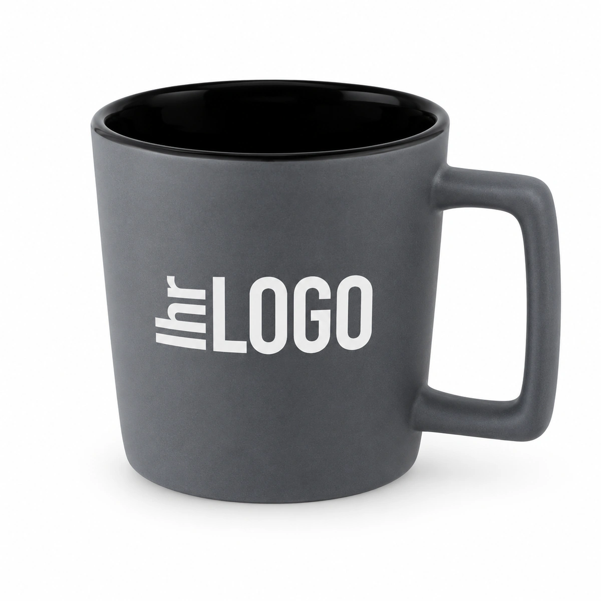 Cali 370 ml Keramiktasse in Grau matt mit schwarzem Innenbereich und „Ihr Logo“-Platzhalter als Werbeartikel.
