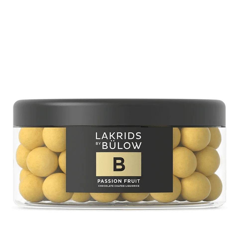 Schoko-Lakritz B Passion Fruit Large Lakrids by Bülow, 515 g Schoko-Lakritz B Passion Fruit Large Lakrids by Bülow – Produktfoto der großen schwarzen Lakritzdose, freigestellt