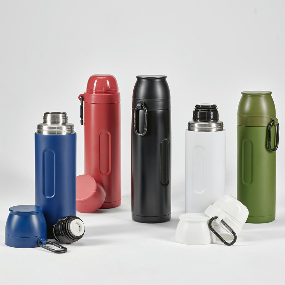 Loire Thermos aus recy.Edelstahl, 810 ml. Mit 2 Bechern und Karabiner Werbeartikel