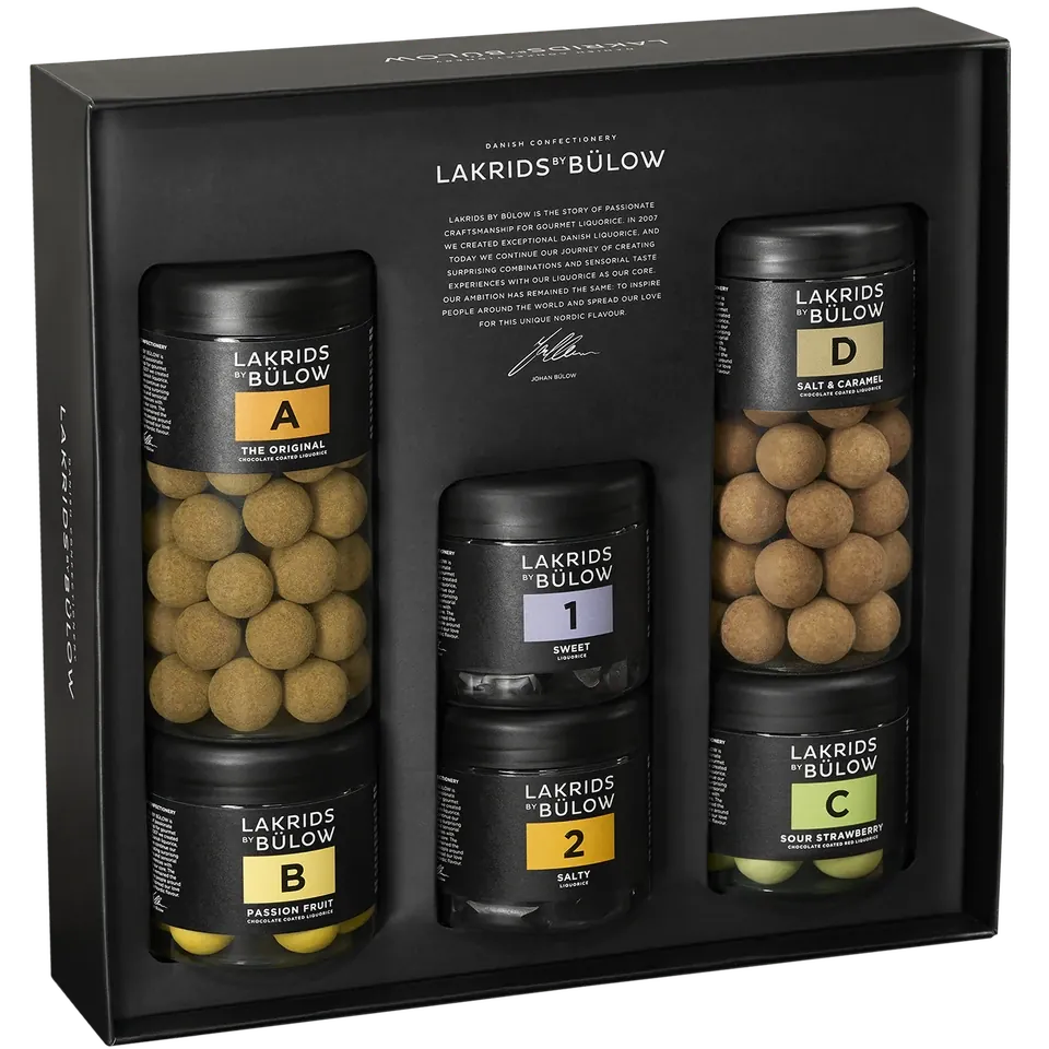 Large Black Box Standard Collection Lakrids by Bülow, 1070 g Large Black Box Standard Collection Lakrids by Bülow – Produktfoto der großen schwarzen Geschenkbox mit sechs Dosen, freigestellt