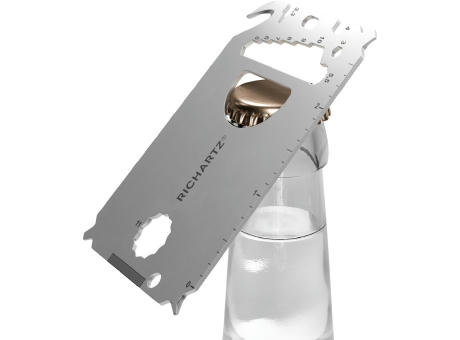 RICHARTZ Pocket Card L23+ öffnet eine Glasflasche mit Kronkorken – Multitool als Werbeartikel mit Ihrem Logo