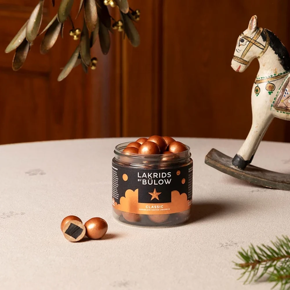 Schoko-Lakritz Classic Caramel Lakrids by Bülow, 115 g Lakrids by Bülow Classic Caramel Small-Dose mit Schaukelpferd und Tannenzweig – Weihnachtsgeschenk für Kunden