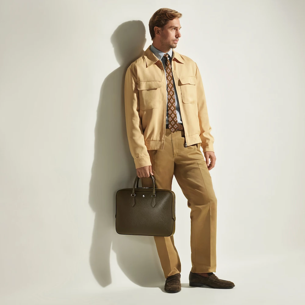 Montblanc Flache Schreibmappe aus Sartorial Leder, Khaki Montblanc Flache Schreibmappe aus Sartorial Leder im Einsatz, stilvoller Business Mann hält die elegante Schreibmappe in der Hand, exklusives Premium Geschenk für Führungskräfte, Kunden und Geschäftspartner.