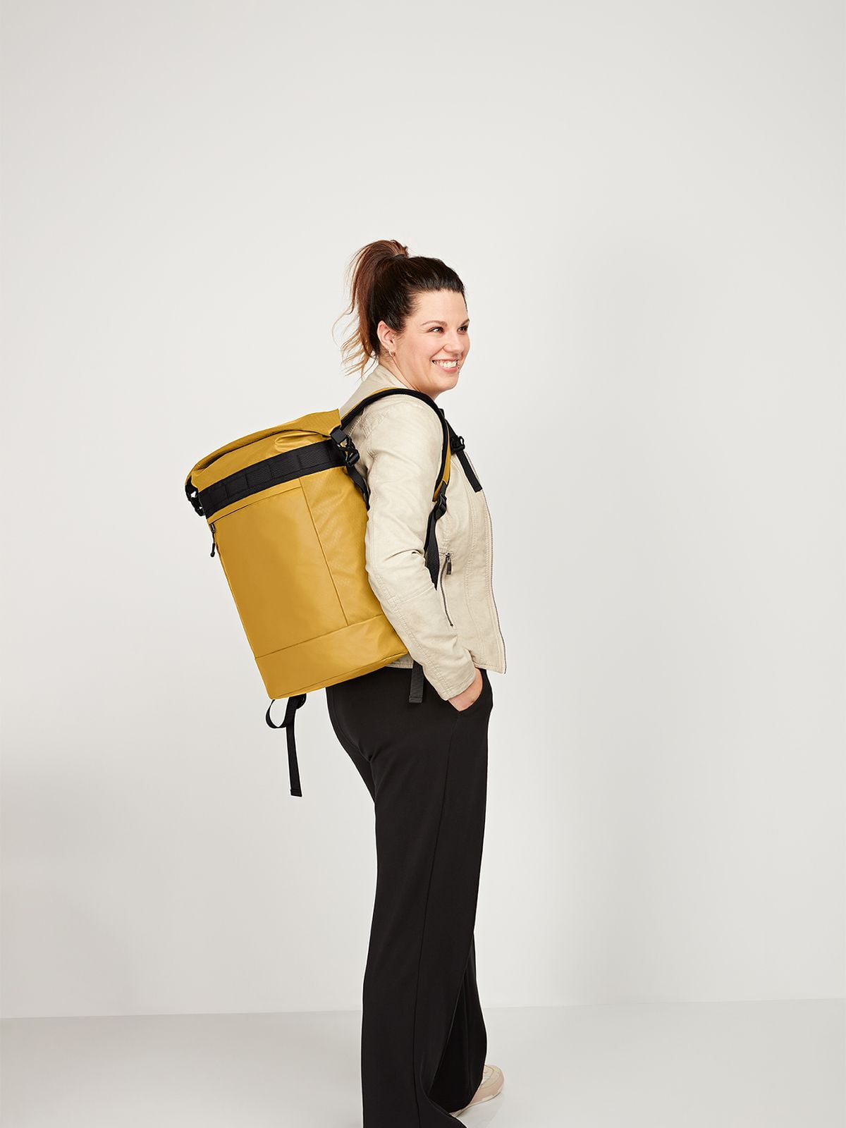 Frau mit Halfar Notebook Rucksack ACTIVE in Senfgelb – Werbeartikel Rucksack mit Logo für Alltag und Promotion