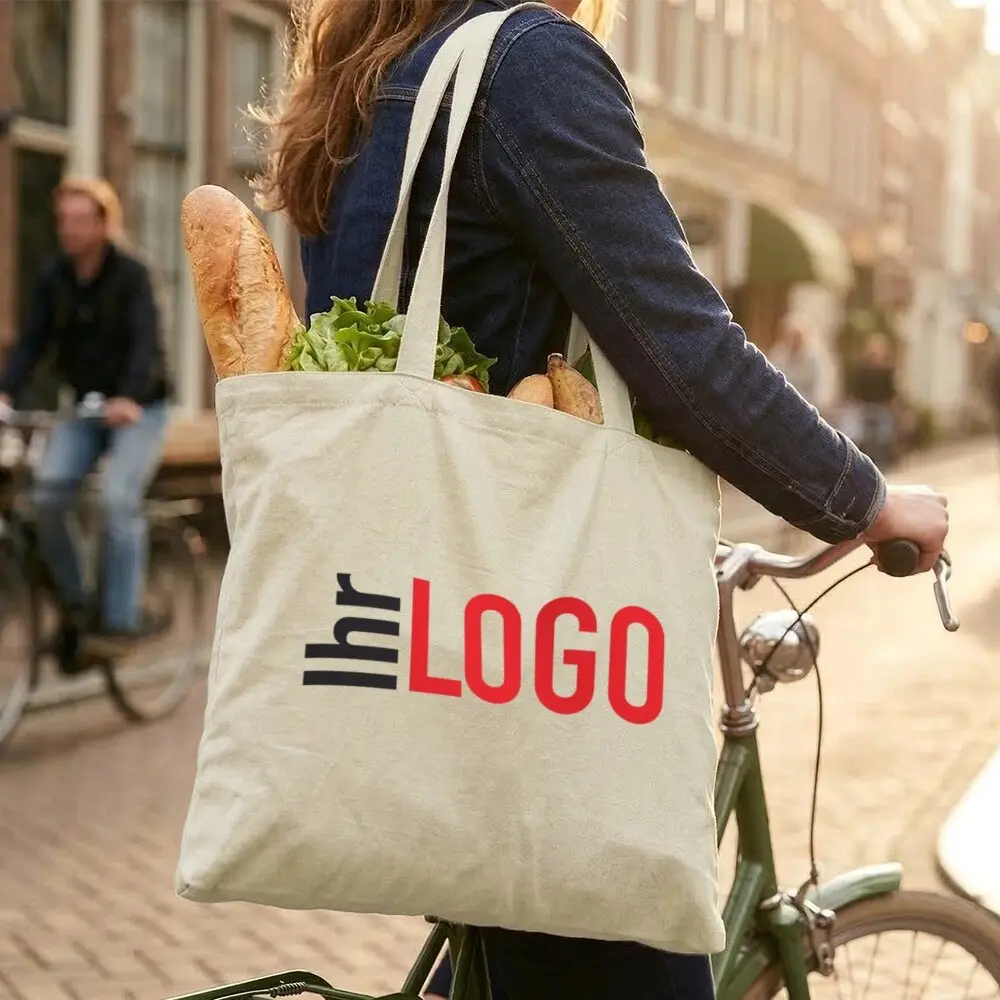 Madras 140 g/m² Baumwoll Tragetasche 7L Frau mit Fahrrad und MADRAS 140 Baumwolltasche mit Logo – nachhaltiger Werbeartikel für Alltag, Einkauf und Firmenbranding