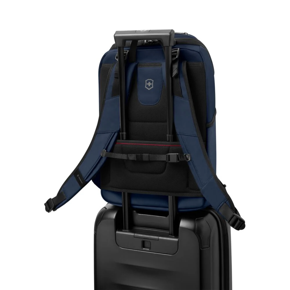 Victorinox Altmont Modern Commuter Backpack Navy auf dem Trolley – Rucksack mit Logo für Geschäftsreisen