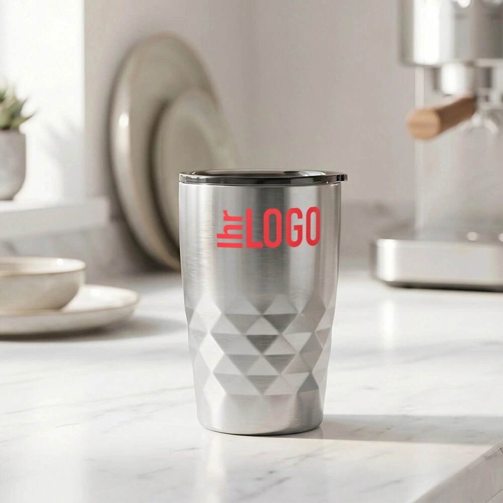 Geo Thermobecher Silber 350 ml auf Küchentisch – stilvoller vakuumisolierter Werbebecher für Alltag und Büro