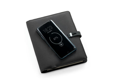 EMERGE A5 FOLDER. A5 Mappe aus 300D recyceltem Polyester (100% rPET) mit kabellosem Ladegerät Werbeartikel