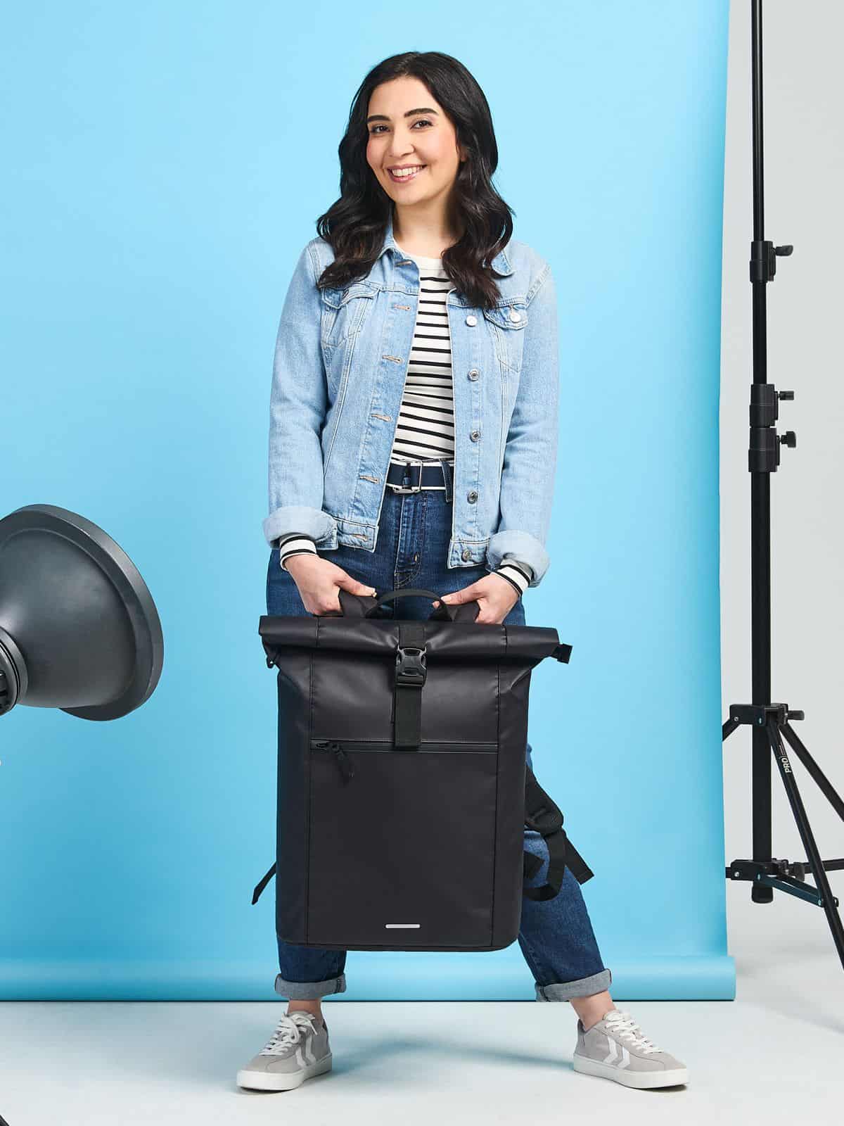 Frau mit Halfar Notebook Rucksack KURIER in Schwarz – moderner Business Rucksack für Arbeit und Alltag