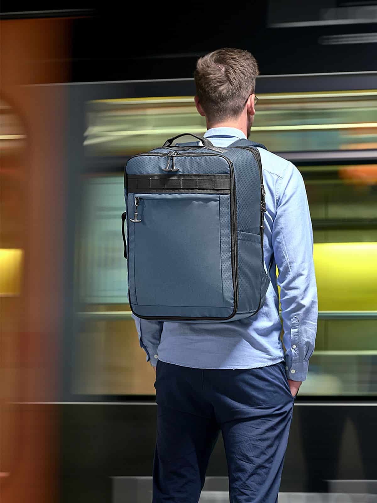 Mann mit Halfar Reise Rucksack ACTIVE in Taubenblau – moderner Werbeartikel Rucksack für Outdoor und Reisen
