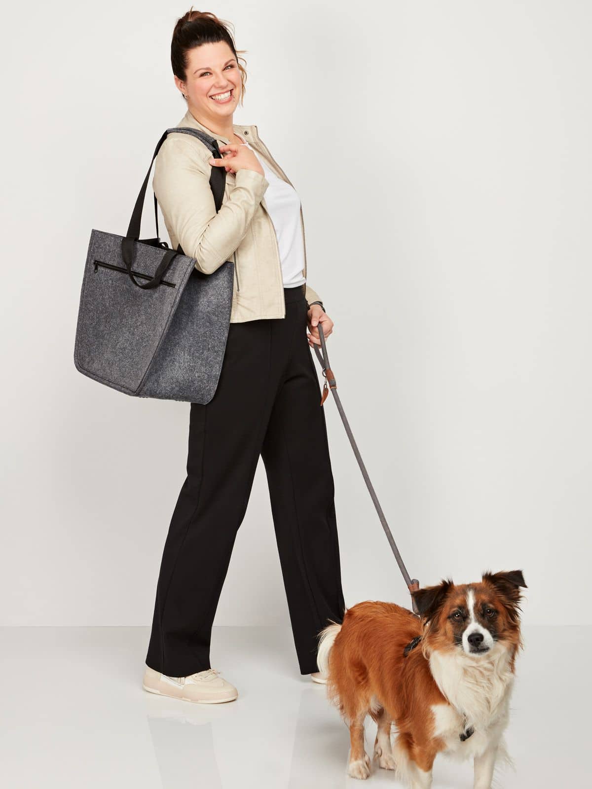 Halfar Filzshopper SOFTBASKET Frau mit Halfar Filzshopper Softbasket in Anthrazit – stilvolle Filztasche für Einkauf, Freizeit und Alltag